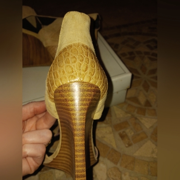 New BCBG 4" Samira Wedge Size 6 - Picture 5 of 5